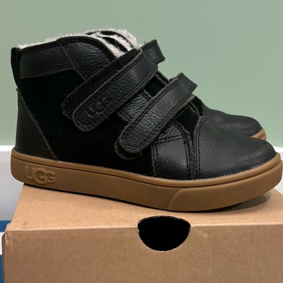 Boys shoes: UGG (T Rennon II), Size: 10, Colour: Black/Tan - Picture 2 of 3
